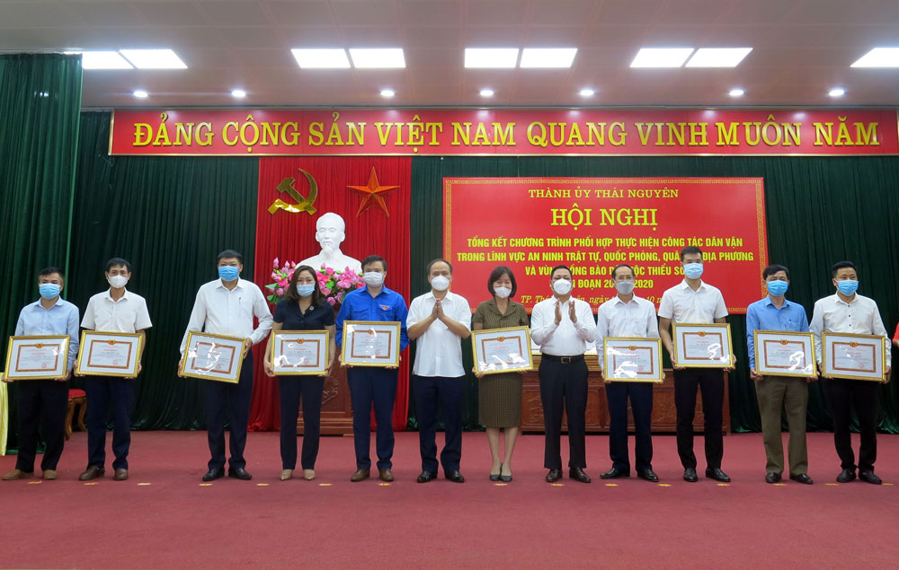   Đại diện lãnh đạo Ban Dân vận Tỉnh ủy và Thường trực Thành ủy tặng Giấy khen cho các tập thể, cá nhân có thành tích xuất sắc trong công tác dân vận giai đoạn 2015-2020.