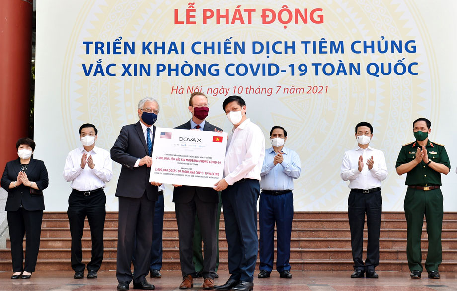  Thủ tướng Chính phủ Phạm Minh Chính cùng các đại biểu dự lễ tiếp nhận 2 triệu liều vaccine phòng COVID-19 Moderna của Chính phủ Hoa Kỳ hỗ trợ thông qua cơ chế COVAX. Ảnh: VGP/Nhật Bắc