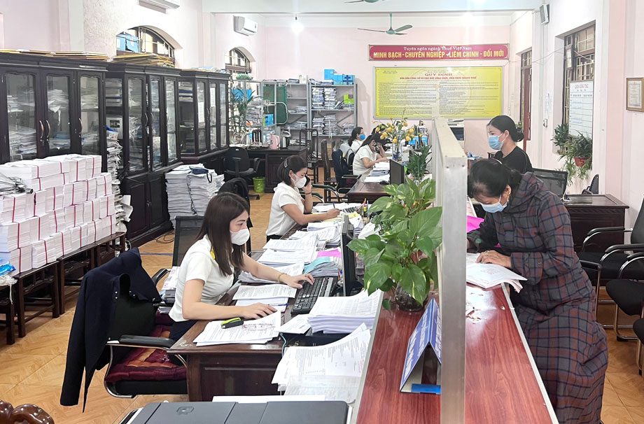  Người dân đến giải quyết thủ tục hành chính thuế tại Chi cục thuế khu vực Phổ Yên - Phú Bình 