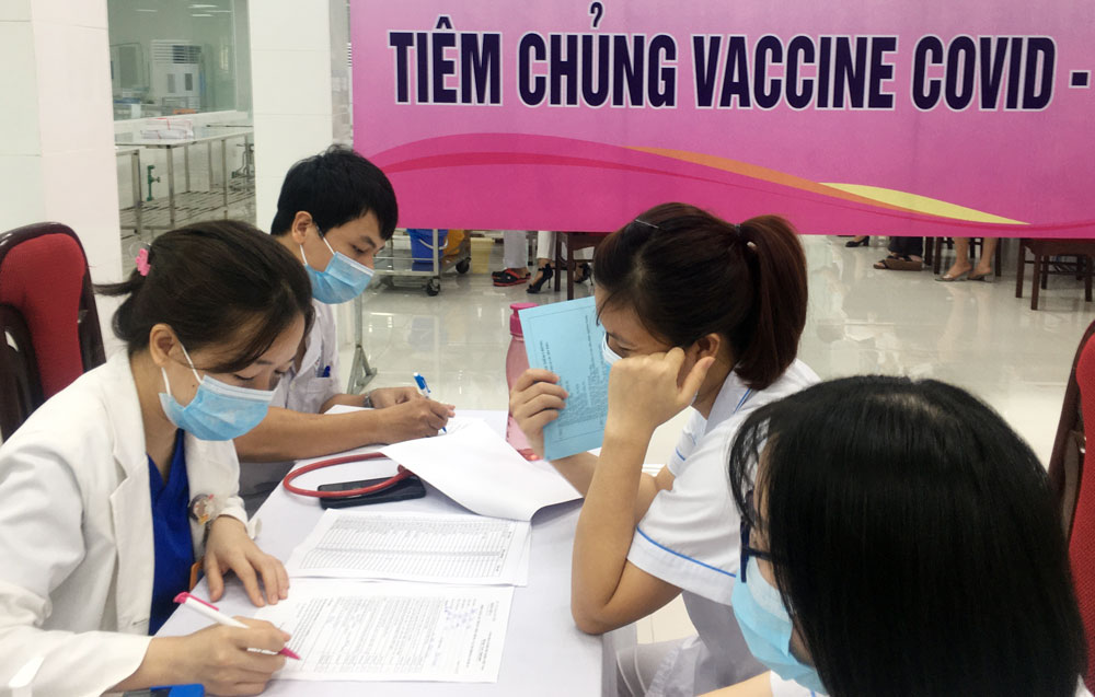  Currently, many provincial and district hospitals conduct COVID-19 vaccination. In the photo: Pre-injection screening area at Thai Nguyen A Hospital.