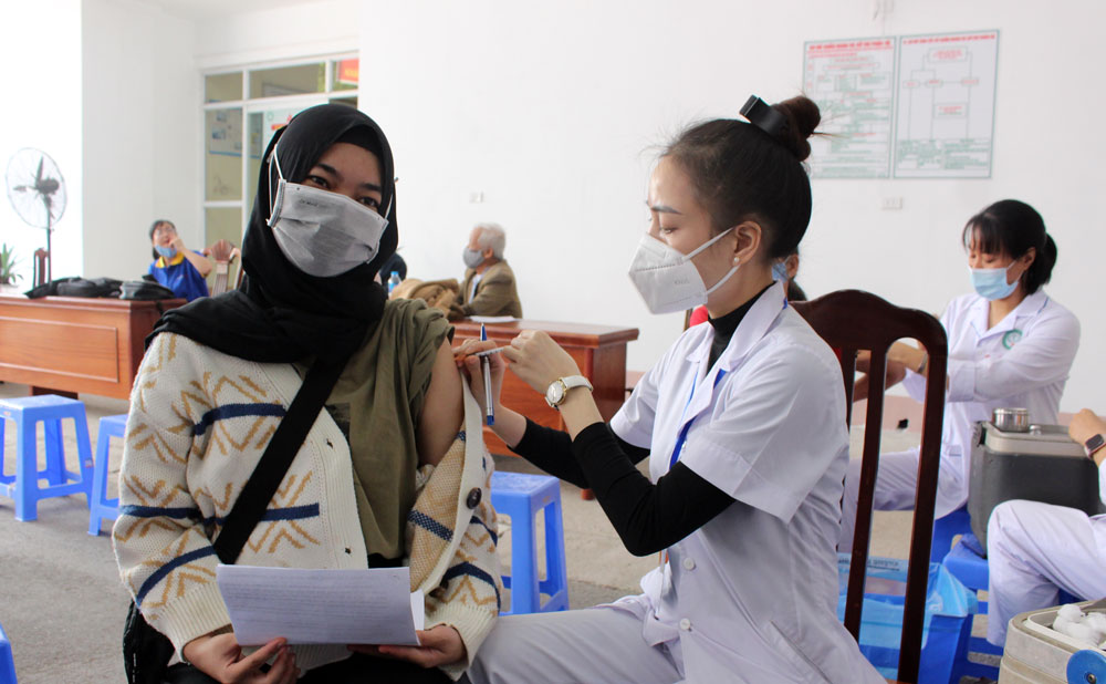  The doctors of Thai Nguyen City Medical Center vaccinate international students.