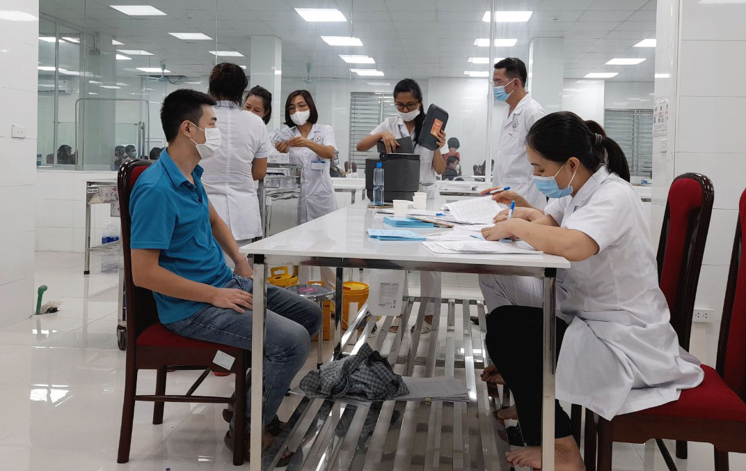  The laborers received vaccine shots at Thai Nguyen A Hospital 