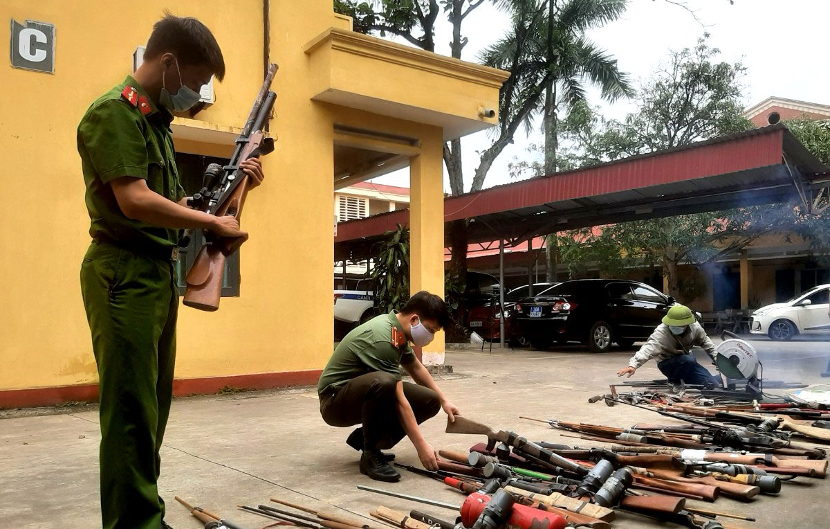  Cán bộ, chiến sĩ Công an huyện Đồng Hỷ tiến hành phân loại vũ khí, công cụ hỗ trợ trước khi tiến hành tiêu hủy.