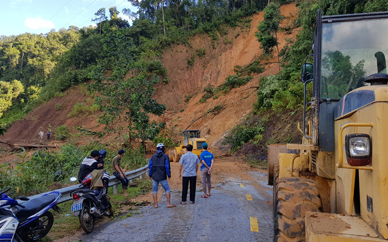  Mưa lớn gây sạt lở nghiêm trọng tại huyện Nam Trà My, tỉnh Quảng Nam.