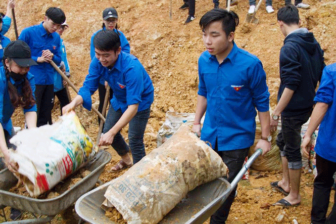  ĐVTN, sinh viên Trường Đại học Nông Lâm (Đại học Thái Nguyên) giúp đỡ gia đình bà Dương Thị Chua, xóm Chòi Hồng, xã Tràng Xá (Võ Nhai) vận chuyển đất đá sạt lở gần khu vực nhà ở.