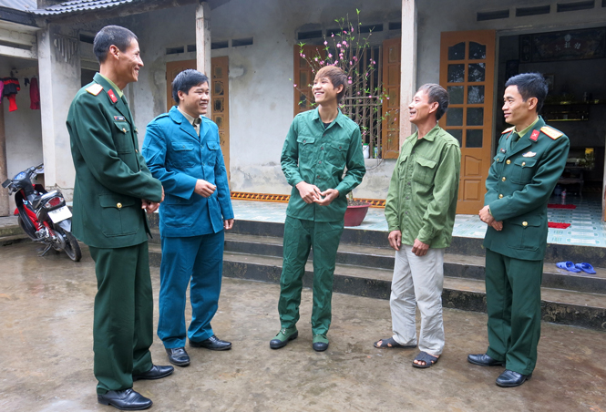  Tân binh Nguyễn Văn Thường, xóm Giang 1, xã Phấn Mễ (Phú Lương) chững trạc trong bộ quân phục còn thơm mùi vải mới.