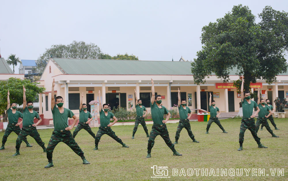  Bài tập thể dục buổi sáng của tân binh Tiểu đoàn 3, Lữ đoàn Pháo binh 382.