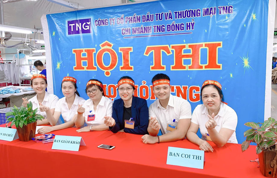  Chị Trần Thị Khánh Quyên (thứ 3 từ phải sang) với các hoạt động Công đoàn Công ty Cổ phần Đầu tư & Thương mại TNG- Chi nhánh may Đồng Hỷ. 