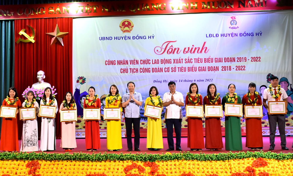  Lãnh đạo Huyện ủy, UBND, LĐLĐ huyện Đồng Hỷ tôn vinh CBVCLĐ tiêu biểu giai đoạn 2019-2022.