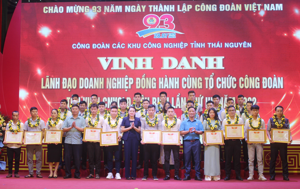  Công đoàn các khu công nghiệp tỉnh tôn vinh 30 CNVCLĐ tiêu biểu trong phong trào thi đua Lao động giỏi - Lao động sáng tạo giai đoạn 2021-2022.