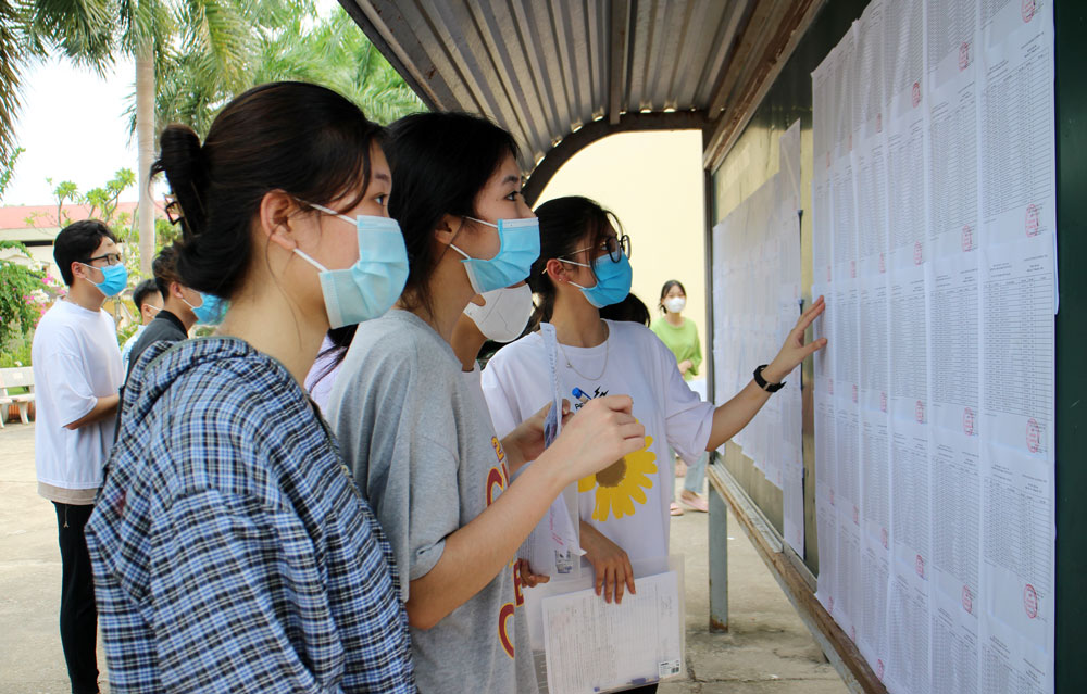  Thí sinh Trường THPT Gang Thép (T.P Thái Nguyên) nhận kết quả thi tốt nghiệp THPT Quốc gia năm 2021 trong ngày 26-7.