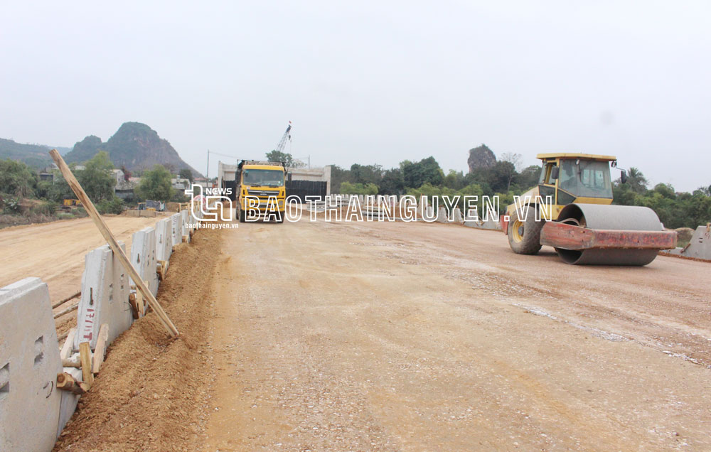  T.P Thái Nguyên đang chỉ đạo các đơn vị đẩy nhanh tiến độ các dự án trọng điểm nhằm thu hút đầu tư. Trong ảnh: Cầu Mo Linh 1 (thuộc Dự án phát triển tổng hợp các đô thị động lực T.P Thái Nguyên) dự kiến hoàn thành vào tháng 10-2022.