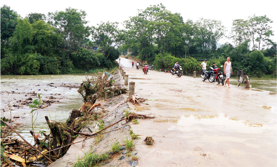  Ngầm tràn Trung Năng, xã Phúc Thuận (T.X Phổ Yên) hiện đã bị xói lở nghiêm trọng phần hạ lưu, cống thoát nước nhỏ hẹp nên thường bị ngập, tắc khi có mưa lớn xảy ra (ảnh chụp ngày 26-4).