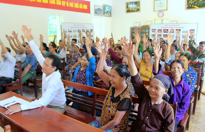  Người dân xóm Làng Quyền, xã Lam Vỹ (Định Hóa) biểu quyết thông qua chủ trương sáp nhập xóm Làng Quyền và xóm Thâm Pục.