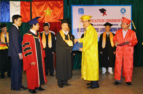  Leaders of Thai Nguyen University and University of Information Technology and Communication was conferring Masters of International Executive Business Administration on graduates. 