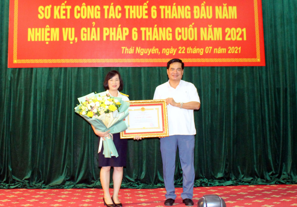  Mr. Le Quang Tien, authorized the State President, awarded the Third-class Labor Medal to Ms. Nguyen Thi Thu Thuy, Deputy Head of the Department of Organization and Cadres, the Provincial Tax Department for her outstanding achievements in the period 2015-2019.