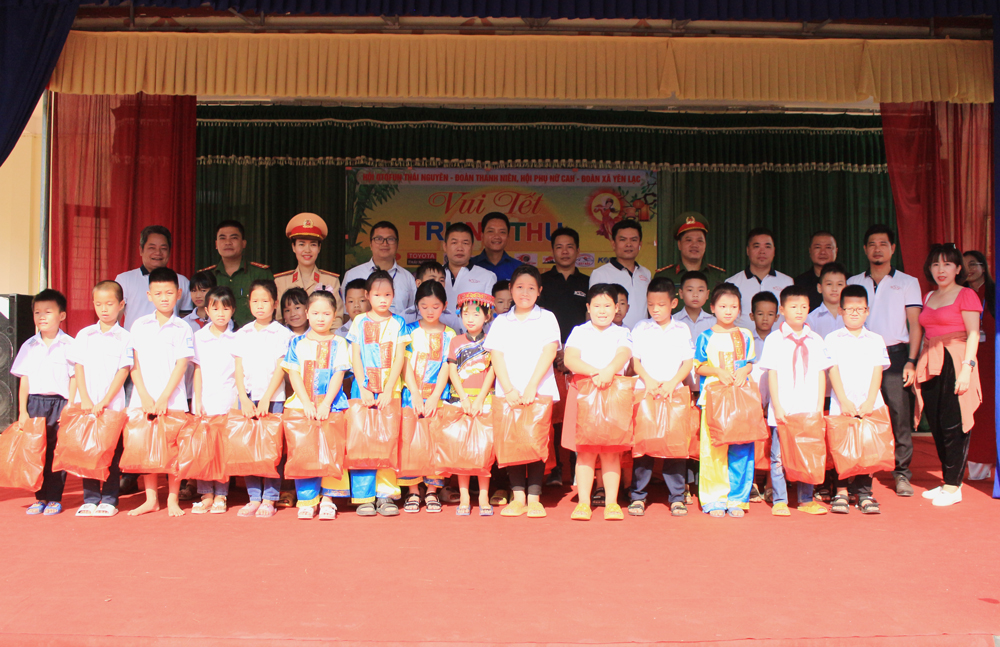  Hội Otofun Thái Nguyên và Đoàn Thanh niên, Hội Phụ nữ Công an huyện Phú Lương trao quà cho các em học sinh.