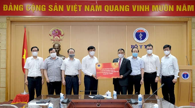  Bộ trưởng Bộ Y tế Nguyễn Thanh Long tiếp nhận 30 máy xét nghiệm COVID-19 qua hơi thở và vật tư tiêu hao phục vụ cho 2 triệu mẫu test của Tập đoàn Vingroup trao tặng từ ông Phạm Thiếu Hoa Tổng Giám đốc Vinhomes – đại diện Tập đoàn Vingroup. (Ảnh: Trần Minh)