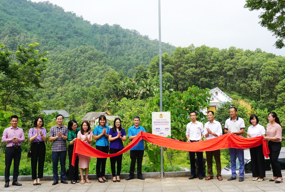  Công đoàn Khối thi đua đoàn thể và các hội nghề nghiệp khánh thành và bàn giao công trình điện chiếu sáng bằng năng lượng mặt trời tại xã Phú Xuyên (Đại Từ).