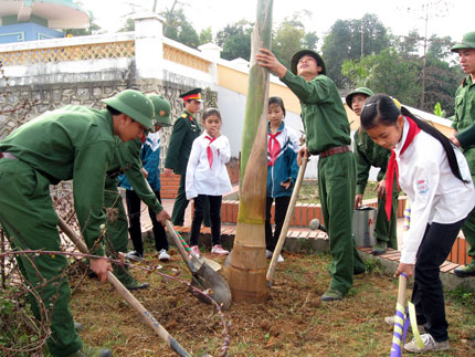  Cán bộ, chiến sĩ Lữ đoàn 210 và học sinh Trường THCS Cam Giá tham gia trồng cây tại Nghĩa trang liệt sĩ của phường tại Lễ phát động.