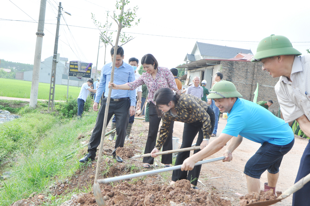  Các lực lượng tham gia trồng cây xanh trên tuyến đường Thanh Ninh - Hoàng Giao (Phú Bình).