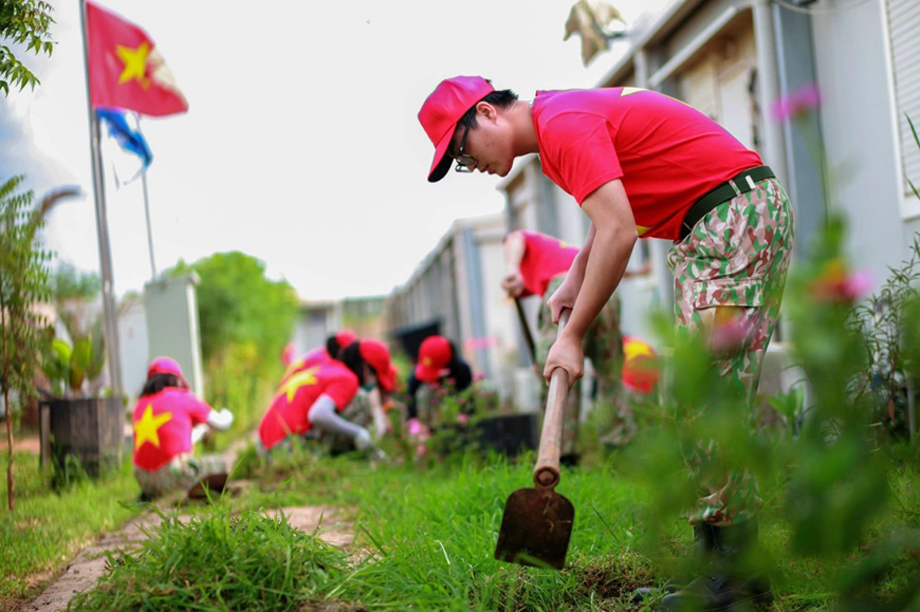  Đoàn viên, thanh niên chuẩn bị đất trồng hoa, cây cảnh ở phái bộ Gìn giữ hòa bình Liên hợp quốc tại Nam Sudan. 