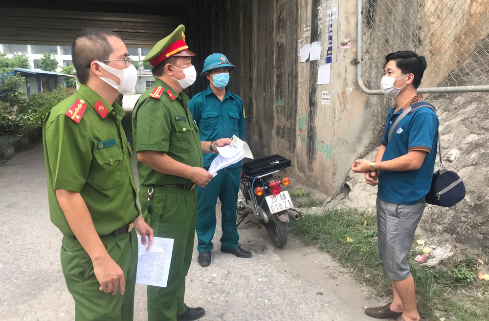  Công an phường Tân Thịnh phát hiện trường hợp chui qua rào từ đường cao tốc xuống đường khu vực bến xe Samsung có dấu hiệu trốn khai báo y tế.