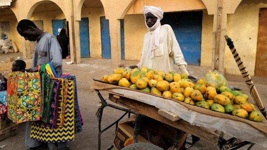  Người bán hàng rong tại N'djamena, Cộng hòa Chad, tháng 4/2021. (Ảnh: Reuters)