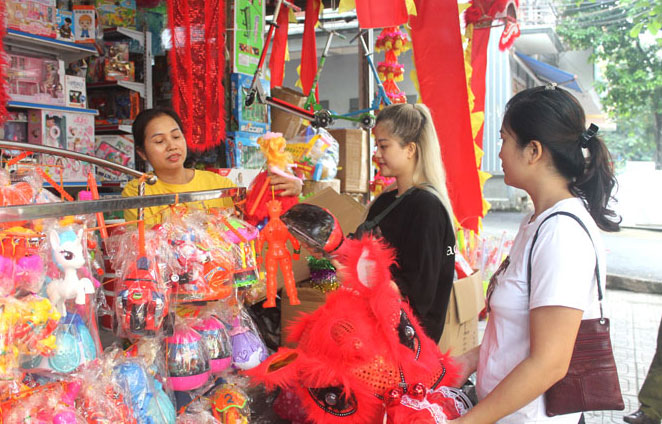  Hầu hết các mặt hàng đồ chơi Trung thu năm nay đều có giá rẻ hơn năm trước. Trong ảnh: Khách hàng chọn mua đồ chơi cho trẻ tại một cửa hàng trên đường Minh Cầu, T.P Thái Nguyên.