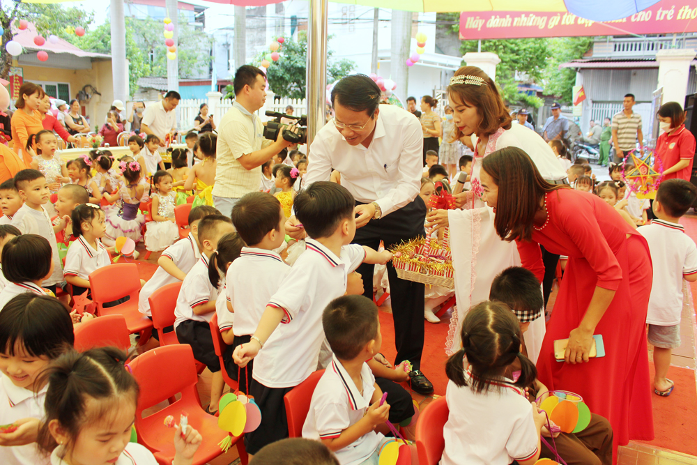  Đồng chí Dương Văn Lượng, Bí thư Thành ủy Thái Nguyên,tặng quà các cháu thiếu nhi Trường Mầm non Độc Lập (phường Trung Thành).