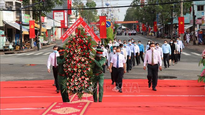  Đoàn đại biểu lãnh đạo tỉnh Tiền Giang đặt tràng hoa tại tượng đài Anh hùng dân tộc Trương Định.