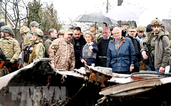  Chủ tịch Ủy ban châu Âu (EC) Ursula von der Leyen (giữa) và Đại diện cấp cao về chính sách an ninh và đối ngoại của EU Josep Borrell thăm thị trấn Bucha, phía tây bắc thủ đô Kiev, Ukraine, ngày 8-4-2022. (Ảnh: AFP/TTXVN)