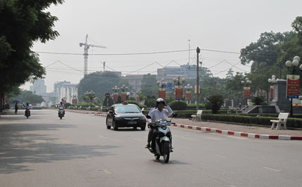  The couple road line from the 20-8 square to the central circular island of Thai Nguyen city is the main stage of carnival.