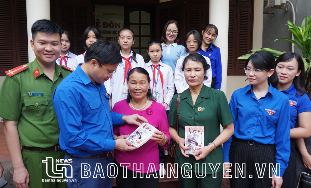  Đoàn viên, thanh niên Thành đoàn Thái Nguyên đến thăm và ôn lại truyền thống tại gia đình Anh hùng lực lượng vũ trang nhân dân, liệt sĩ Vũ Xuân.