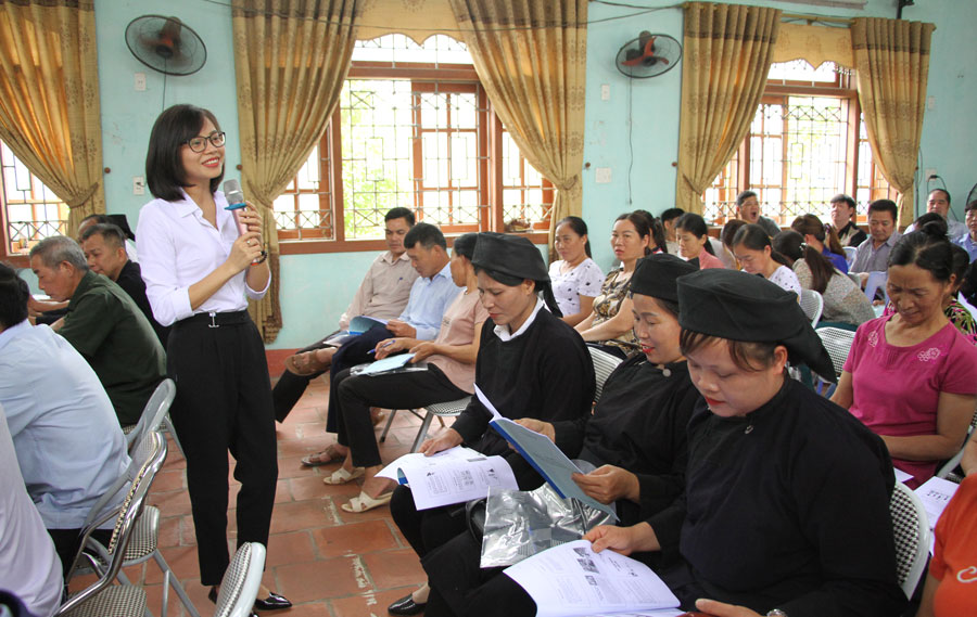  Báo cáo viên của Hội Liên hiệp Phụ nữ tỉnh phổ biến, tuyên truyền về giới và một số vấn đề về bình đẳng giới trong đời sống đồng bào các dân tộc.