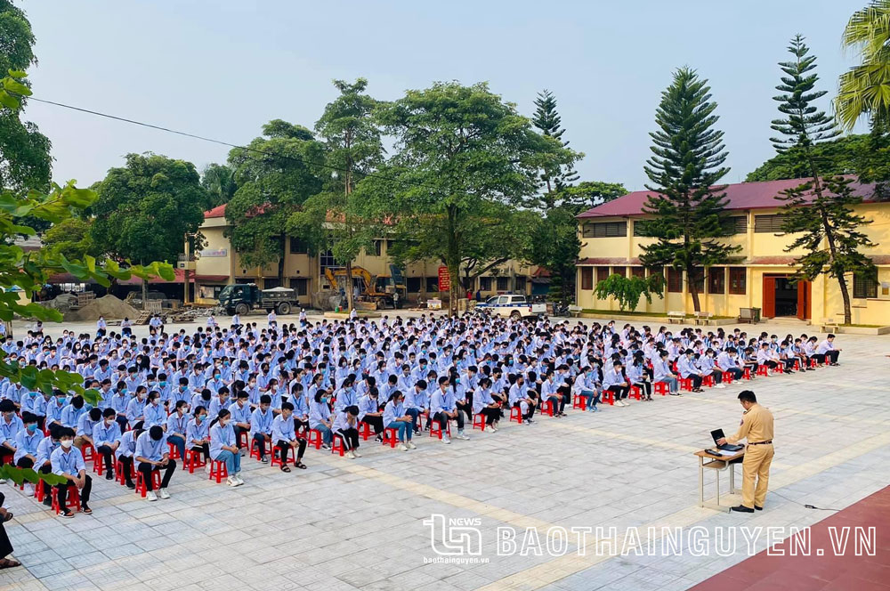  Cán bộ Đội Cảnh sát giao thông Công an huyện tuyên truyền pháp luật về an toàn giao thông cho học sinh Trường THPT Định Hóa.