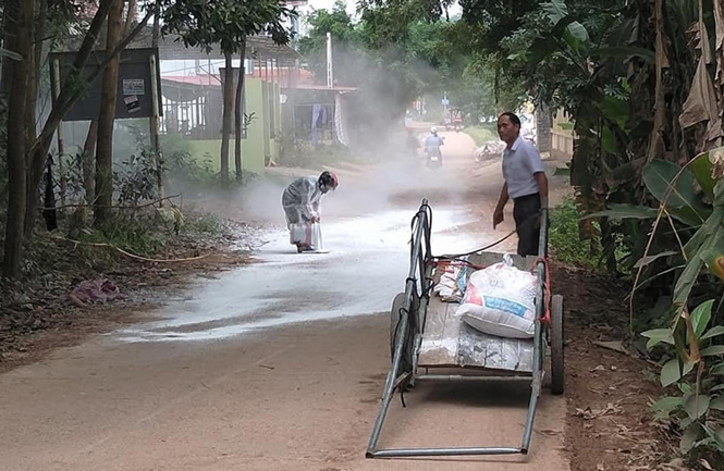  Người dân huyện Phú Bình rắc vôi bột quanh khu vực chăn nuôi và các tuyến đường chính.