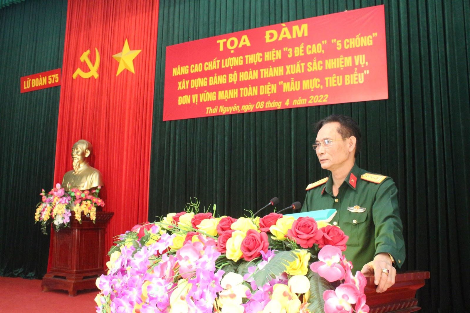  Đại tá Lê Văn Thơ, Phó Chủ nhiệm Chính trị Quân khu phát biểu chỉ đạo tại buổi tọa đàm.