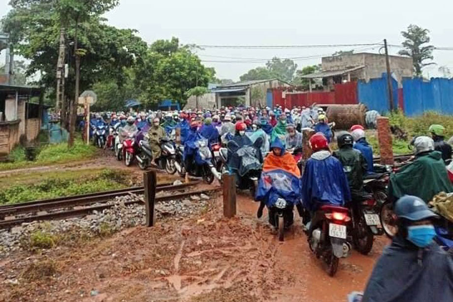  Vị trí giao cắt với đường sắt Hà Nội – Thái Nguyên là điểm ùn tắc lớn nhất trên tuyến đường dân sinh xóm Giếng.