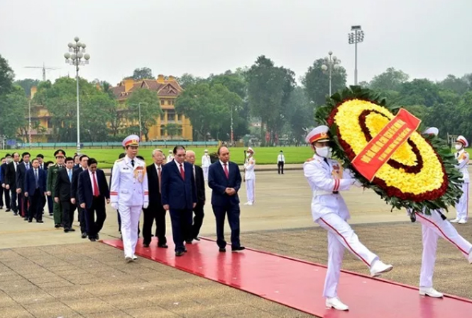  Vòng hoa của Đoàn mang dòng chữ "Đời đời nhớ ơn Chủ tịch Hồ Chí Minh vĩ đại".