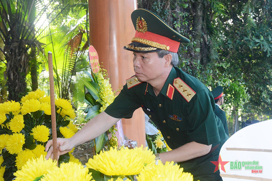  Thượng tướng Đỗ Căn dâng hương tưởng niệm Đại tướng Nguyễn Chí Thanh và các Anh hùng liệt sĩ tại Di tích Nhà bia tưởng niệm Hầm Năm cửa. 