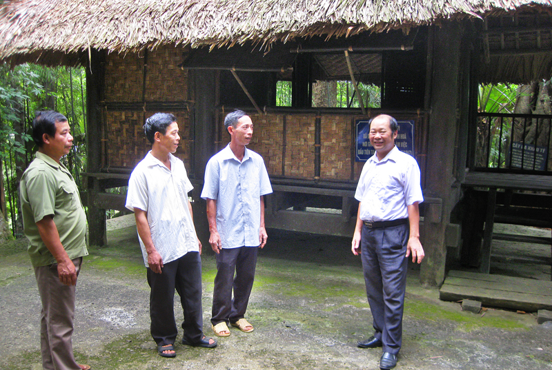  Ông Ma Đình Soạn (bên phải) Bí thư Đảng ủy xã Điềm Mặc cùng du khách thăm mái lán Bác Hồ ở đồi Khau Tý.