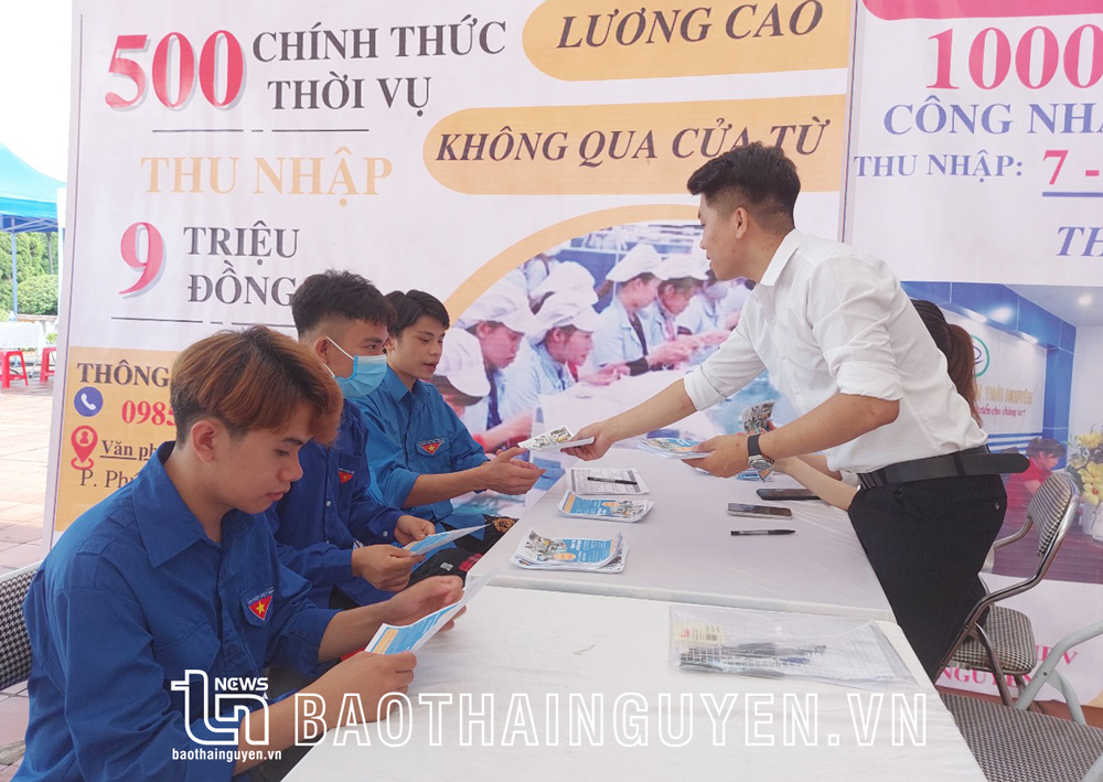  Thành đoàn Sông Công phối hợp với các doanh nghiệp uy tín trên địa bàn tổ chức chương trình tư vấn, giới việc làm, thu hút cho đoàn viên, thanh niên.