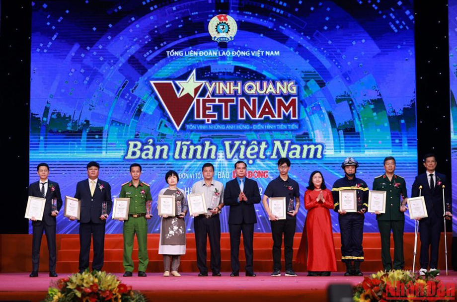  Bí thư Trung ương Đảng, Trưởng ban Dân vận Trung ương Bùi Thị Minh Hoài và Chủ tịch Tổng Liên đoàn Lao động Việt Nam, Phó Chủ tịch Hội đồng Thi đua khen thưởng Trung ương Nguyễn Đình Khang trao biểu trưng Vinh quang Việt Nam cho các tập thể.