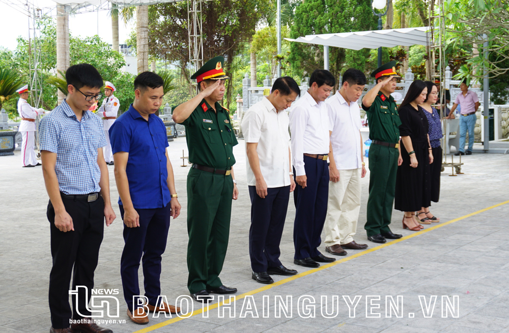  Đồng chí Dương Xuân Hùng cùng các thành viên trong Đoàn dâng hương tưởng nhớ các Anh hùng liệt sĩ tại Nghĩa trang liệt sĩ Quốc gia Vị Xuyên.