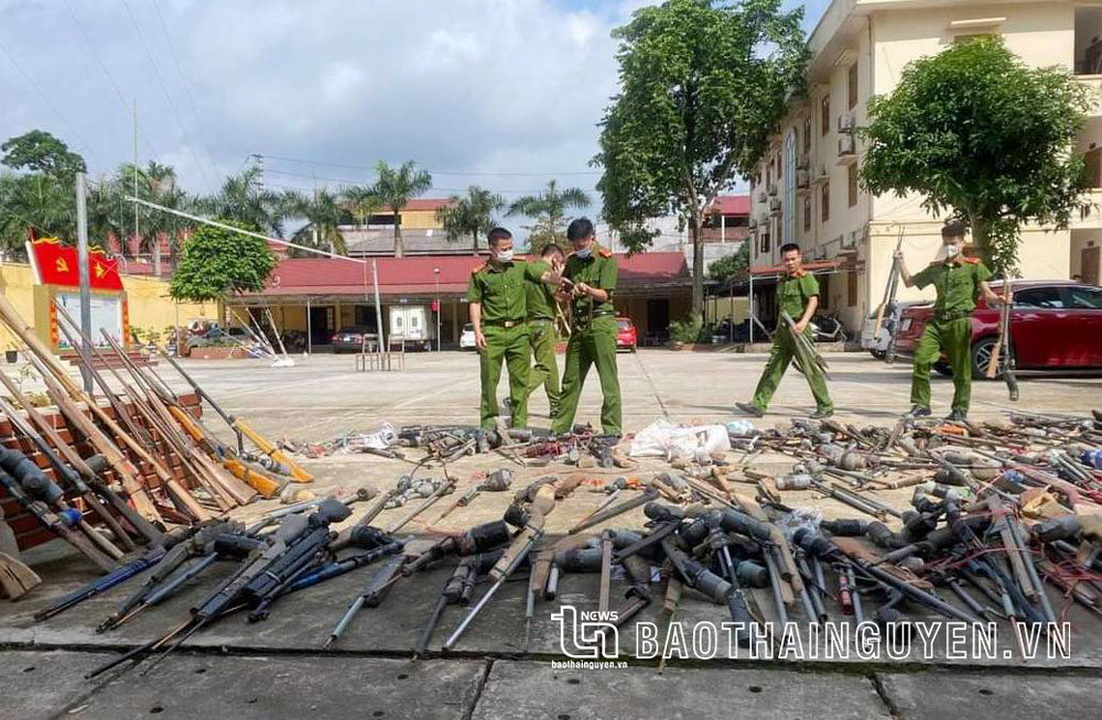  Công an huyện Định Hoá tiến hành tiêu huỷ số vũ khí và công cụ hỗ trợ do người dân trên địa bàn tự nguyện giao nộp.