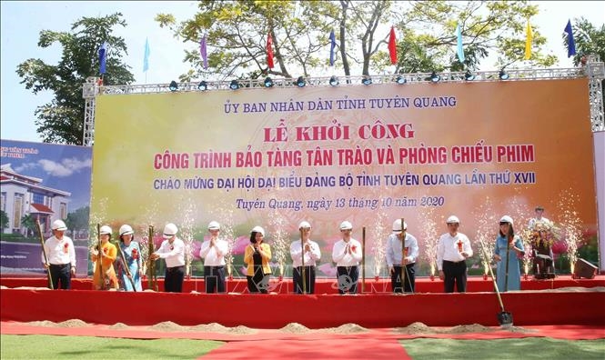  Đồng chí Trần Quốc Vượng cùng các đại biểu thực hiện nghi thức khởi công xây dựng Bảo tàng Tân Trào. (Ảnh: Phương Hoa - TTXVN)