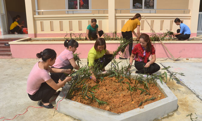  Cán bộ, giáo viên Trường Mầm non Văn Lăng (Đồng Hỷ) trang trí lớp học, trồng hoa tạo cảnh quan môi trường xanh, sạch, đẹp.