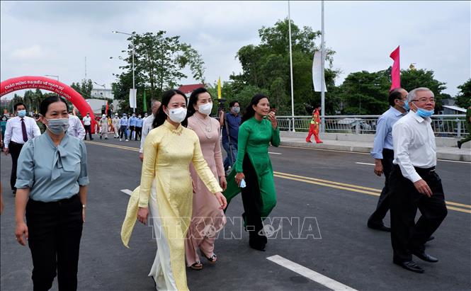  Phó Chủ tịch nước Võ Thị Ánh Xuân (thứ 2 từ trái sang) tham quan cầu Nguyễn Thái Học. 