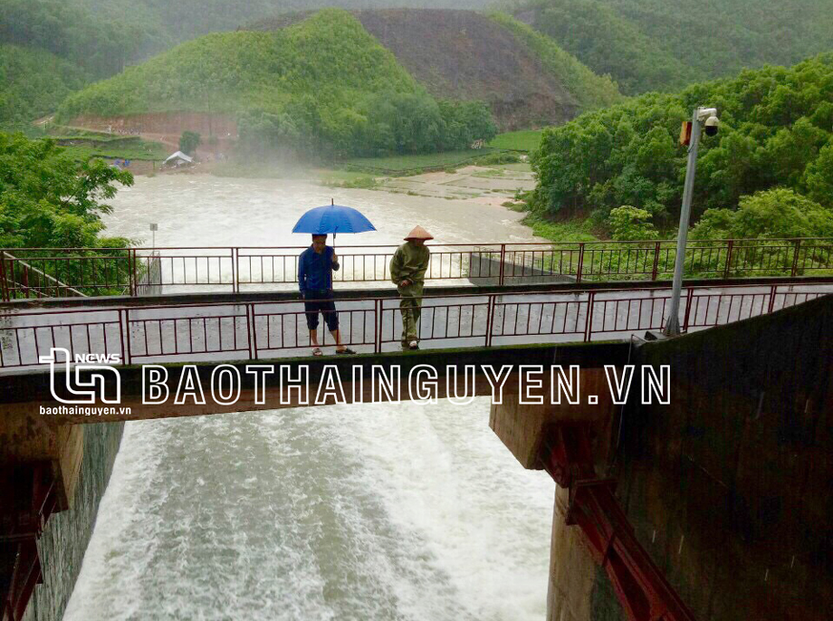  Lãnh đạo Công ty TNHH Một thành viên khai thác thủy lợi Thái Nguyên kiểm tra việc vận hành tràn xả lũ hồ Núi Cốc.